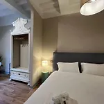 Via Roma 39 *
